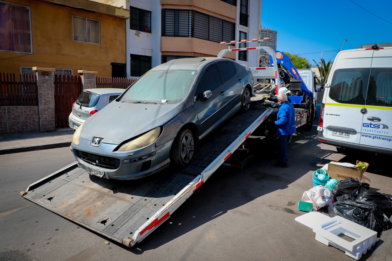 Municipalidad retira más de 100 vehículos abandonados en dos meses