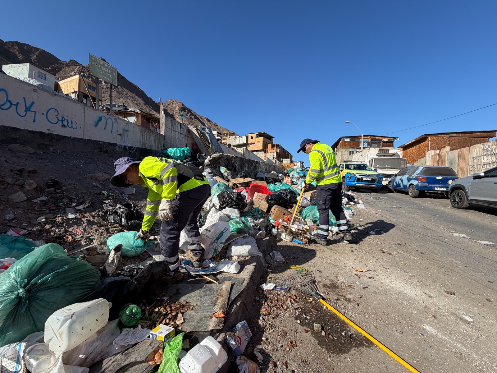 Operativo termina con multas, retiro de vehículos abandonados y tres toneladas de basura
