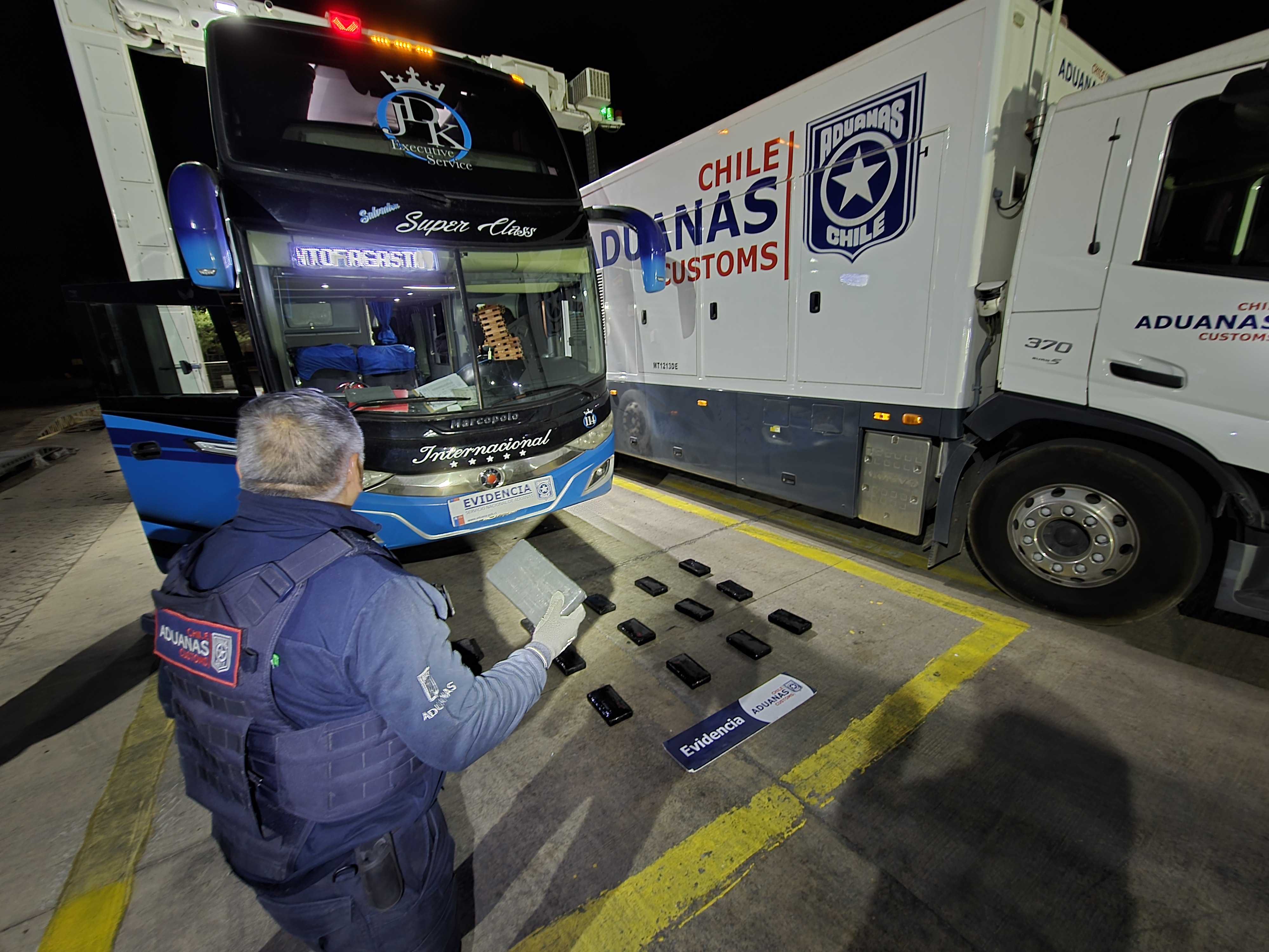 En Quillagua Aduanas incauta casi 28 kilos de cocaína oculta en estructuras de buses