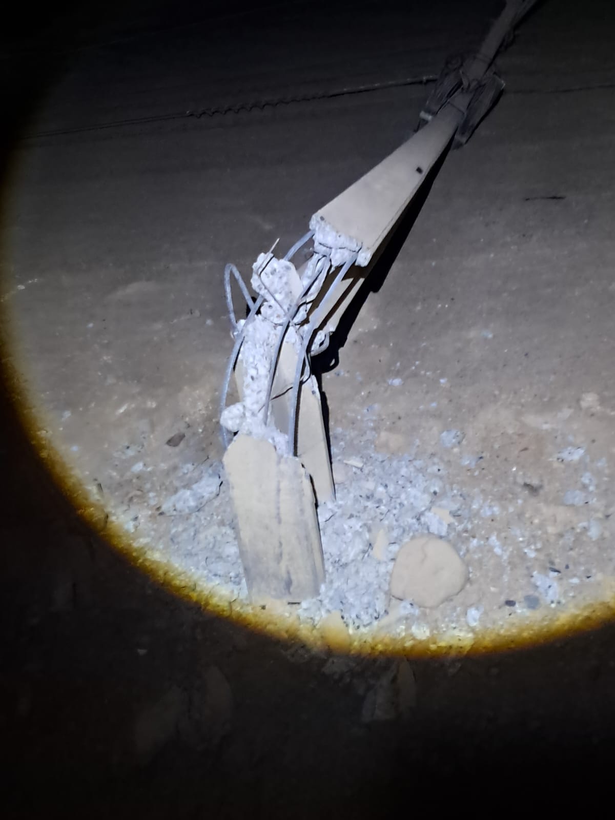 Intento de robo de conductor eléctrico provoca caída de 12 postes en Baquedano