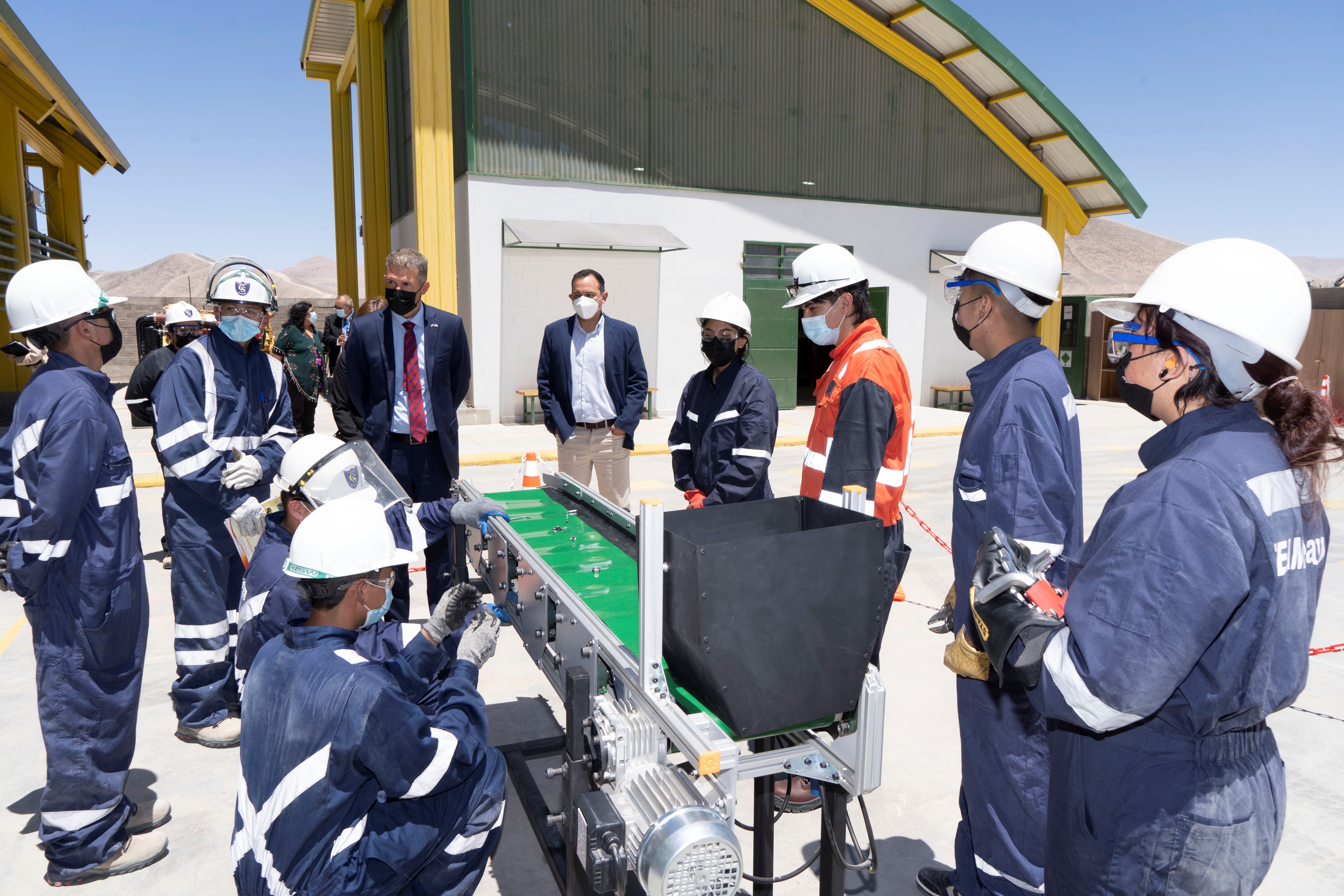 Delegación de Negocios de la Embajada de EE.UU. recorrió el Colegio Don Bosco de Calama