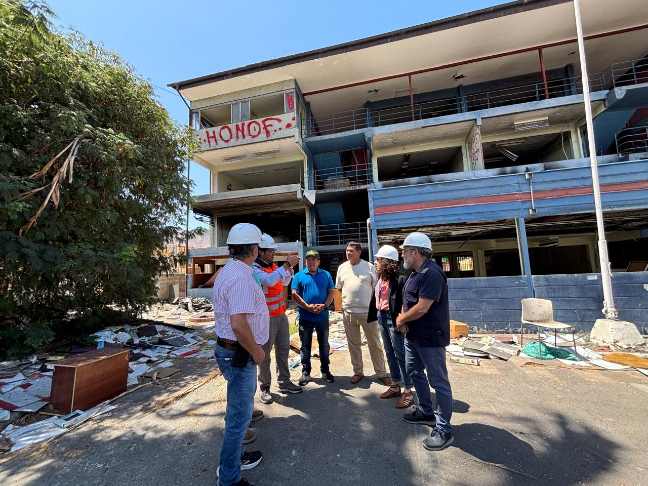 Autoridades de vivienda, vecinos y empresa realizaron inspección para demolición de exedificio SERVIU