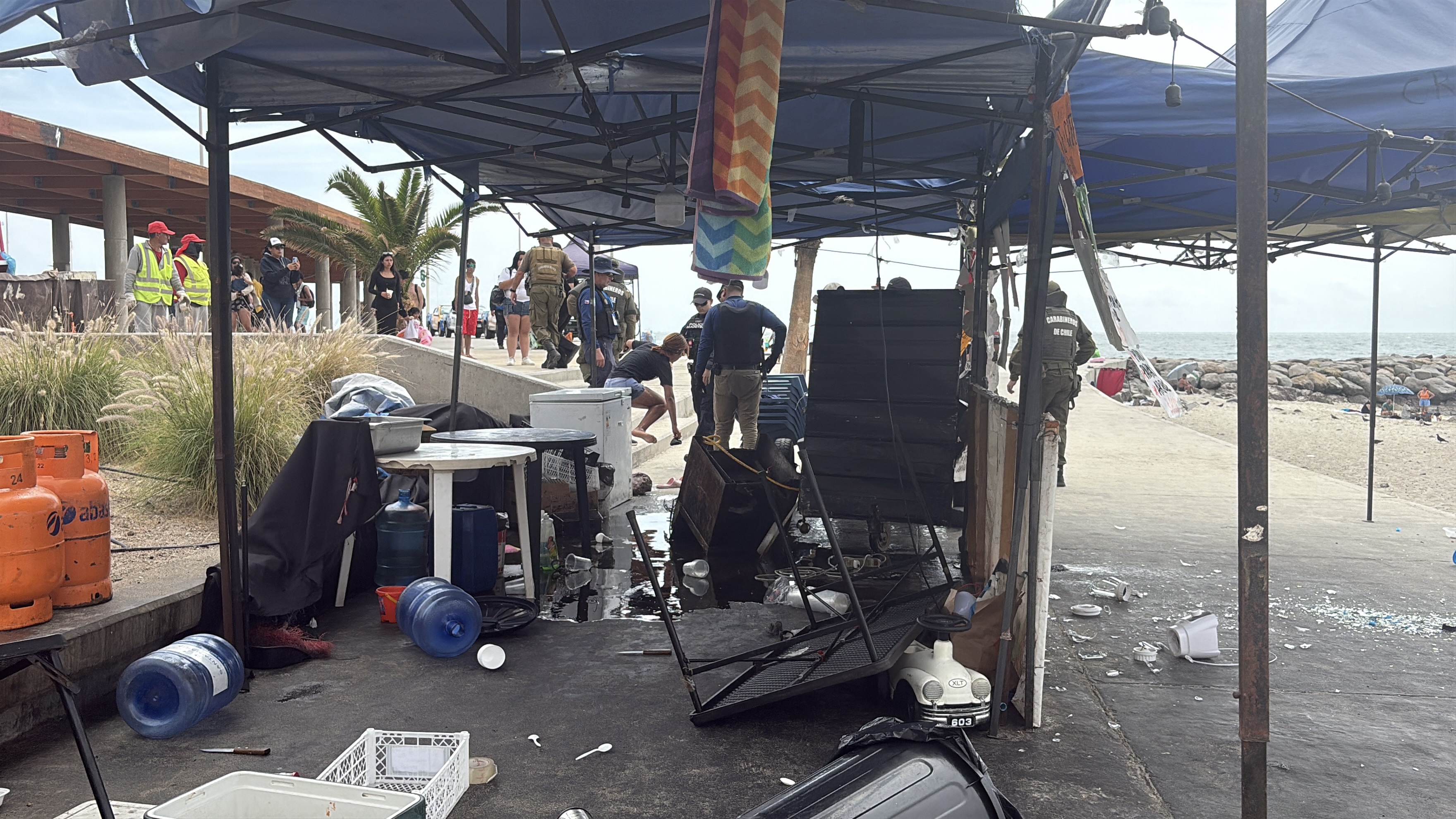 Municipio retira seis puestos irregulares en operativo en el balneario Trocadero