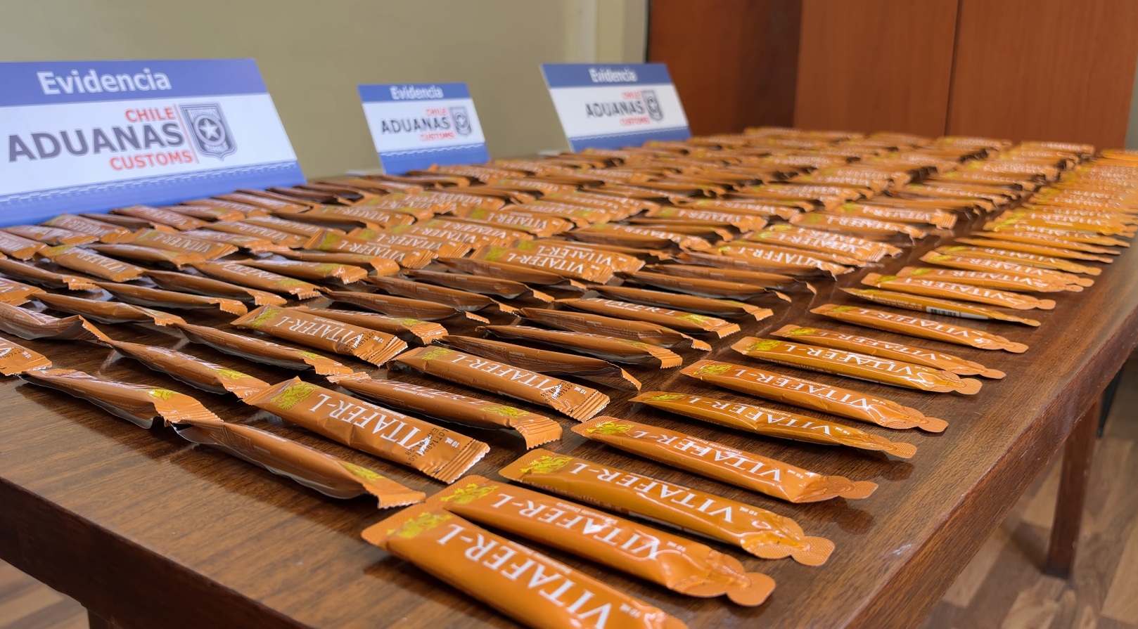 Aduana detecta potenciador sexual falsificado y decomisa más de 30 mil cajetillas de cigarrillos en controles carreteros