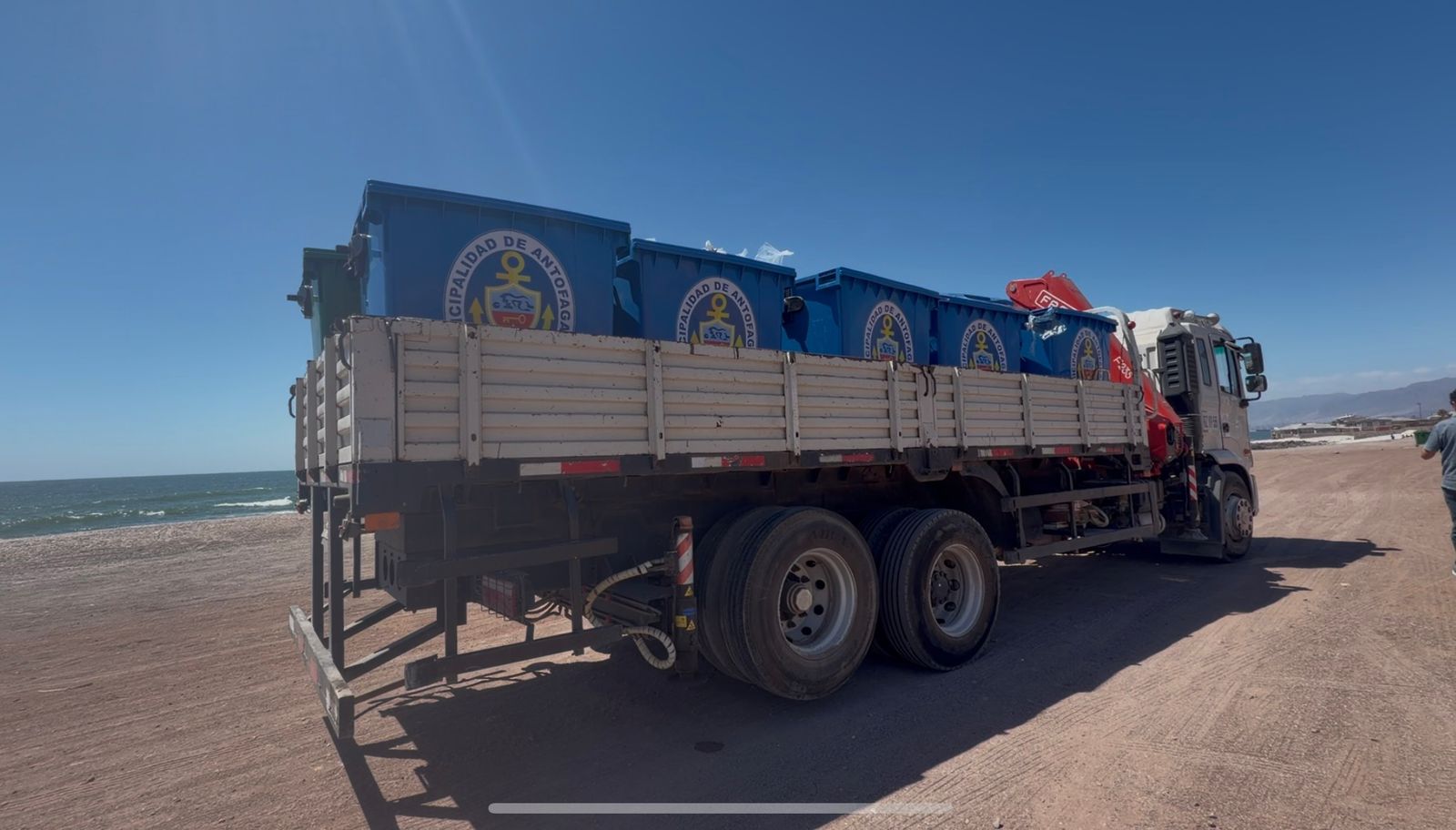 Instalan 60 contenedores de basura en playa Llacolén