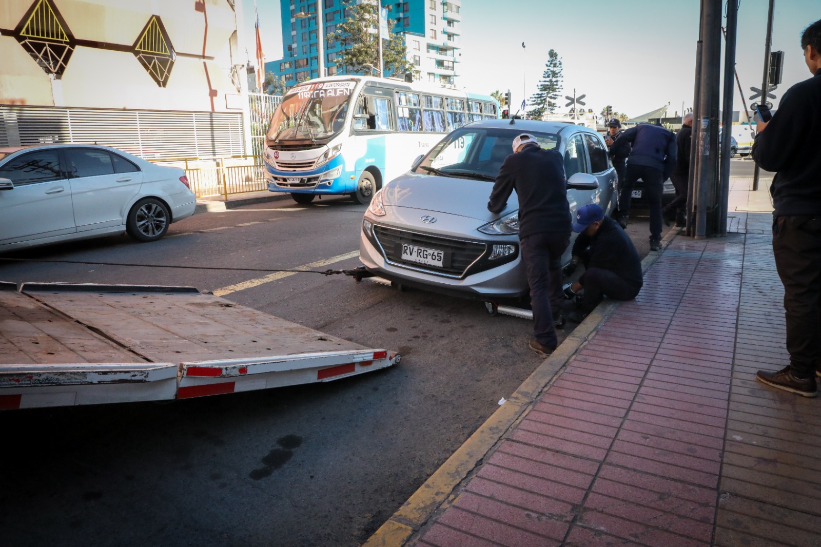 Fiscalización municipal termina con cuatro vehículos retirados por mal estacionados