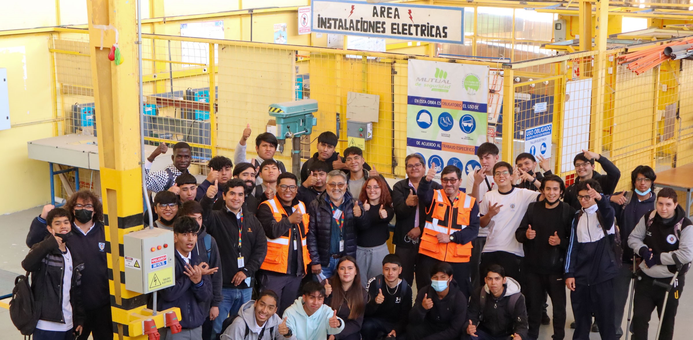 Estudiantes del Liceo Bicentenario Politécnico Cesáreo Aguirre recibieron charla motivacional y técnica de profesionales de la División Chuquicamata