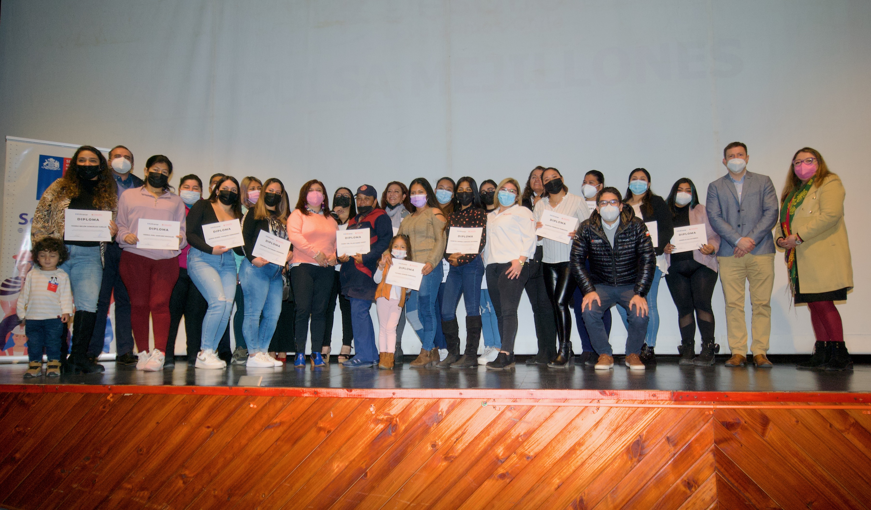 Jefas de hogar en Mejillones reciben capacitación y ayuda financiera para desarrollar sus negocios
