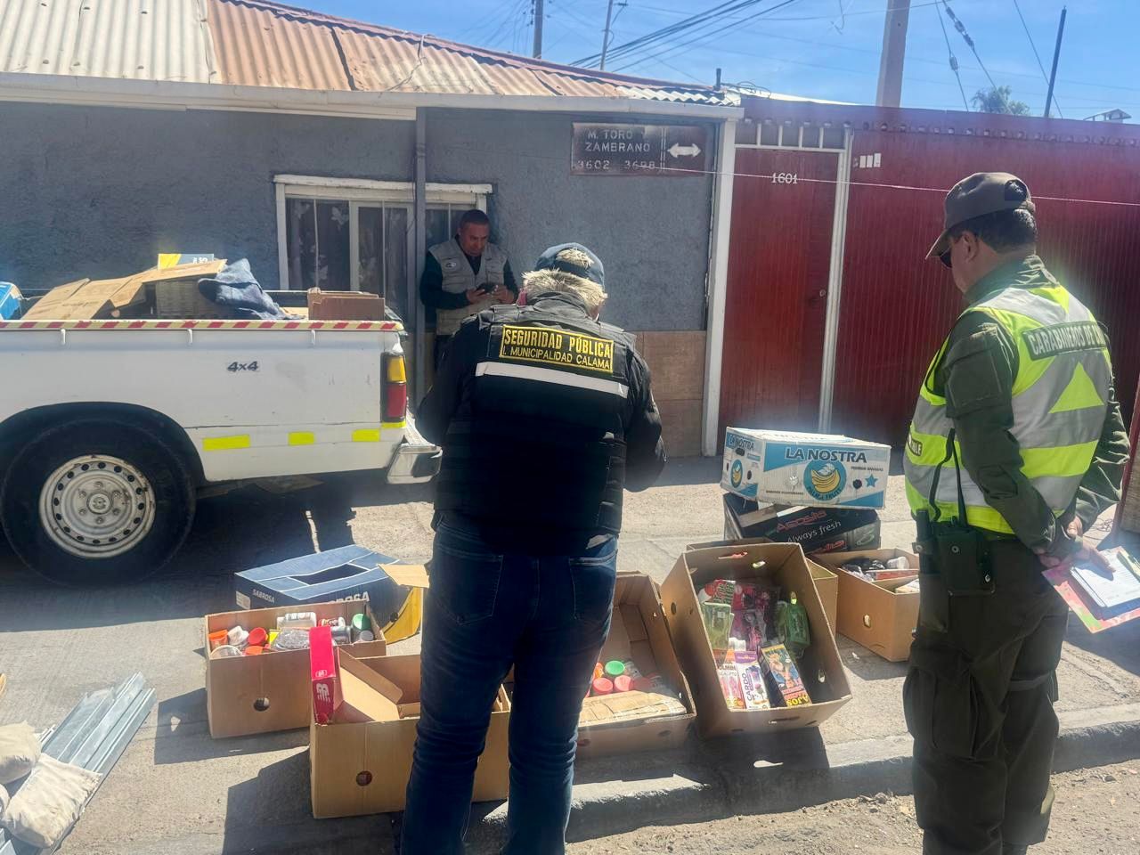 Seguridad pública decomisa más de cinco toneladas de frutas y verduras y 517 productos de contrabando