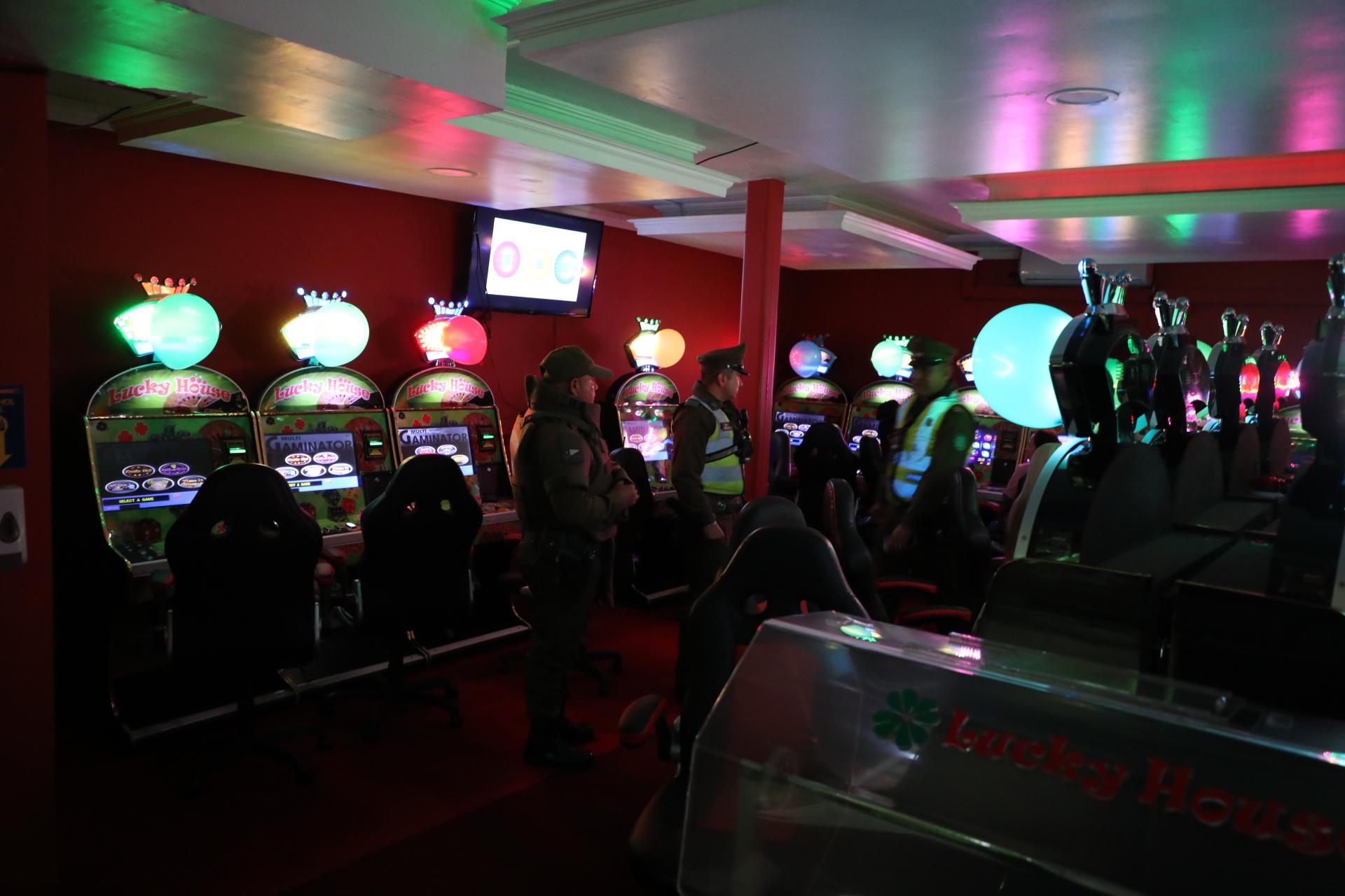 Fiscalización a casinos ilegales termina con dos detenidos por contrabando de cigarros y dos locales clausurados