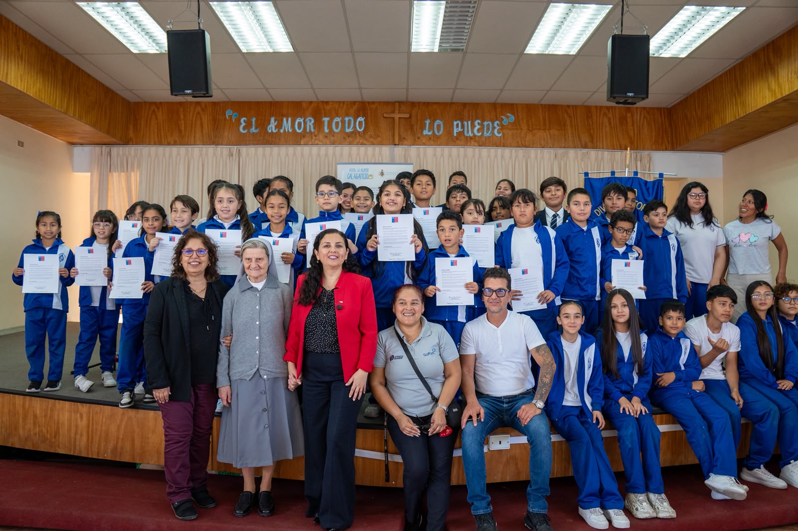 Reconocen a estudiantes por su destacada asistencia a clases