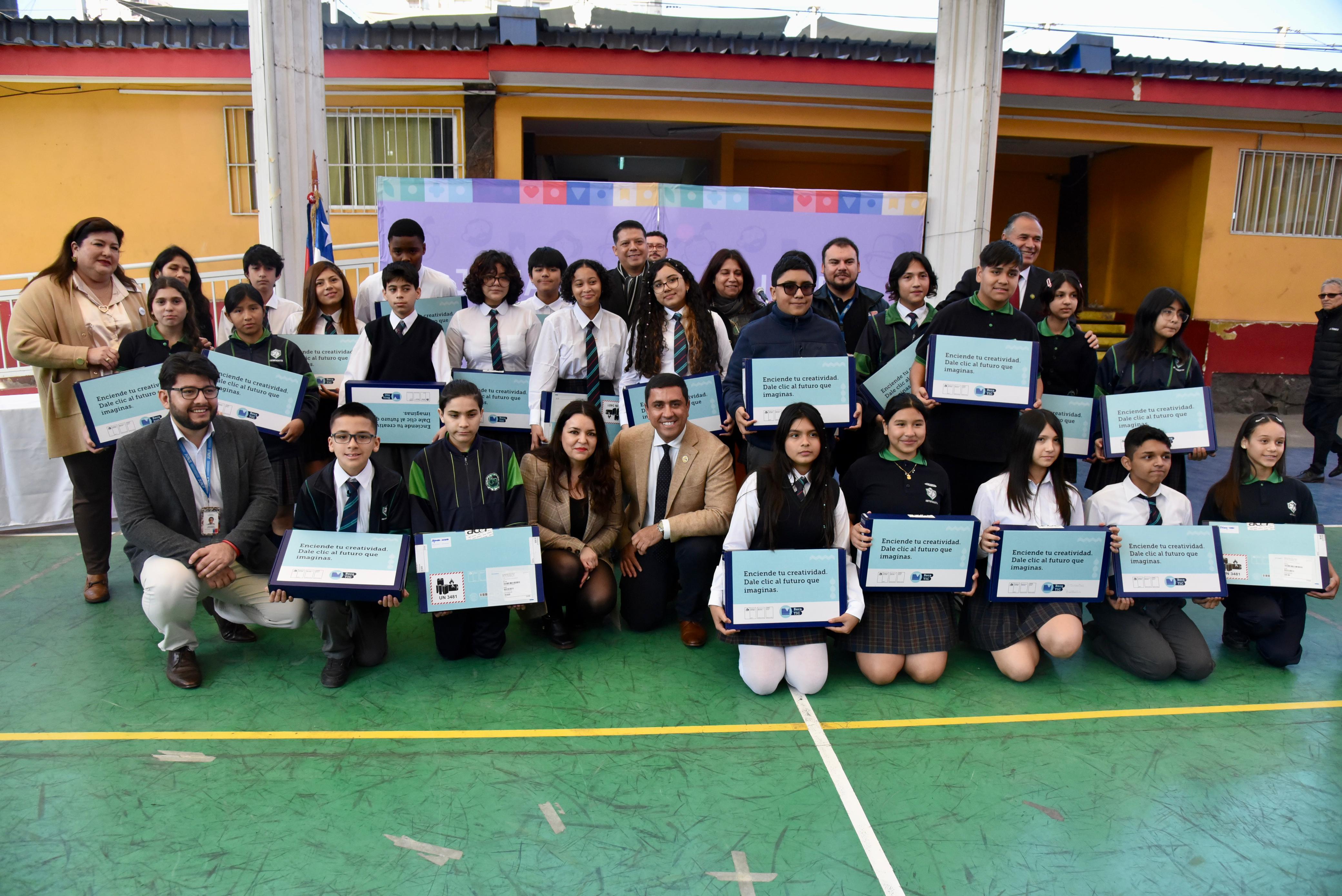 Junaeb cumple entrega de computadores de la Beca TIC en todas las comunas de la región