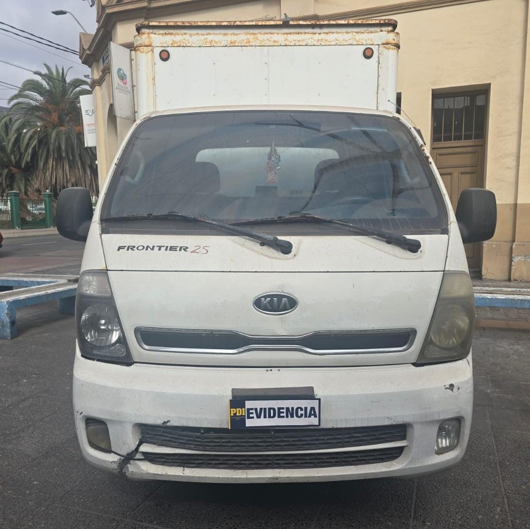 PDI detecta camioneta clonada con encargo por robo y detiene a persona por receptación