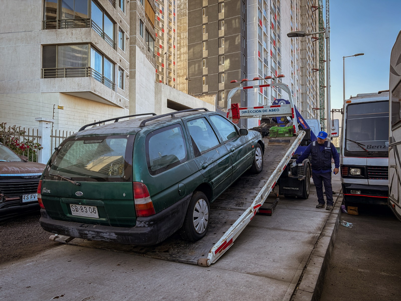 Más de 40 infracciones, tres vehículos abandonados retirados y dos rucos desmantelados