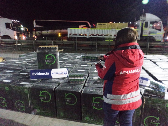 Aduanas intercepta camión con 100 mil cajetillas de cigarrillos de contrabando en Quillagua