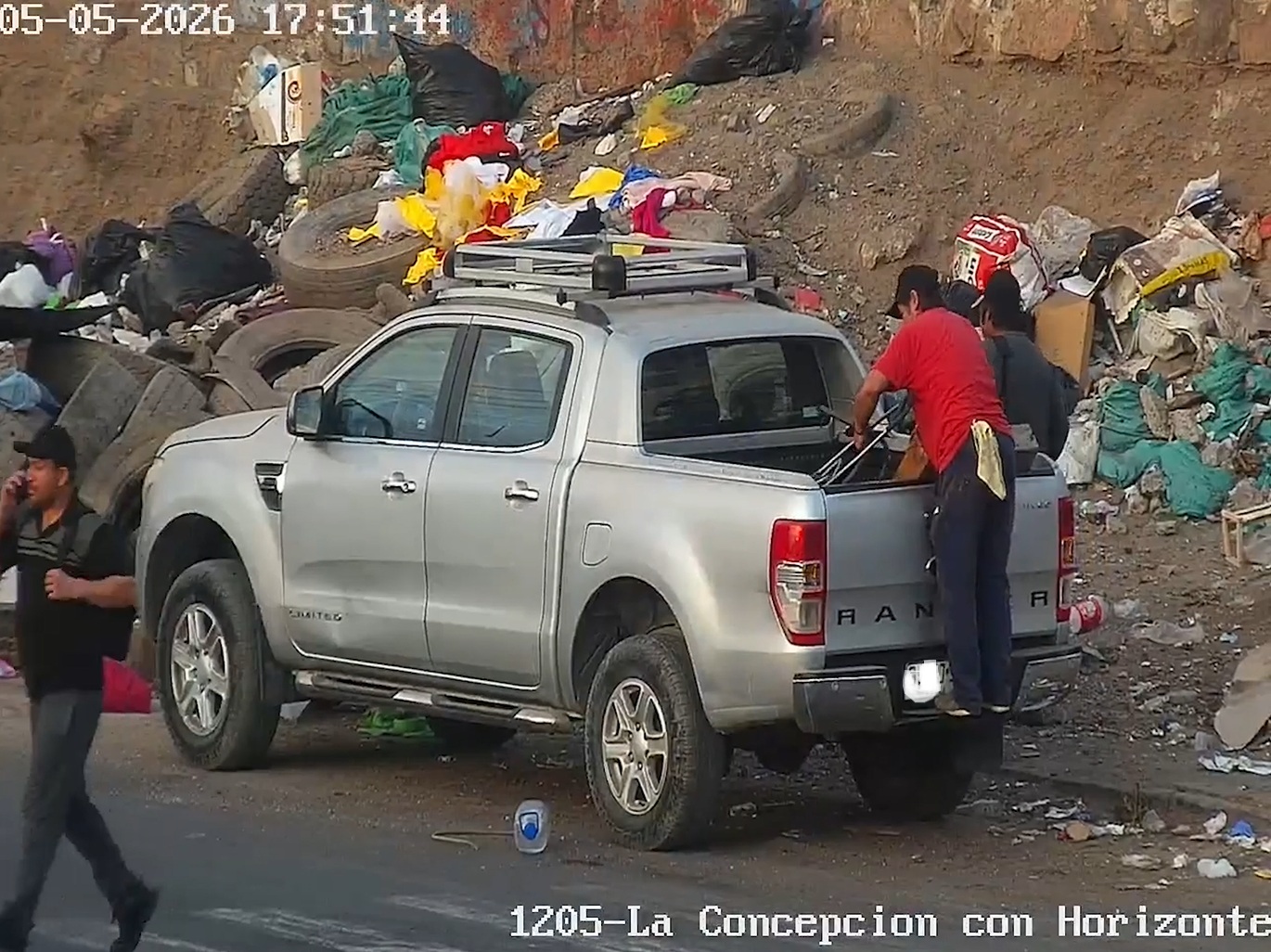 Arrojan escombros en avenida y reciben multa en su domicilio