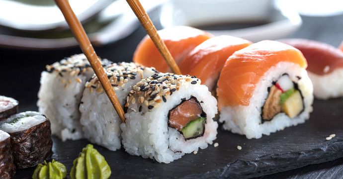 Seremi de Salud investiga brote de ETA asociado al consumo de sushi