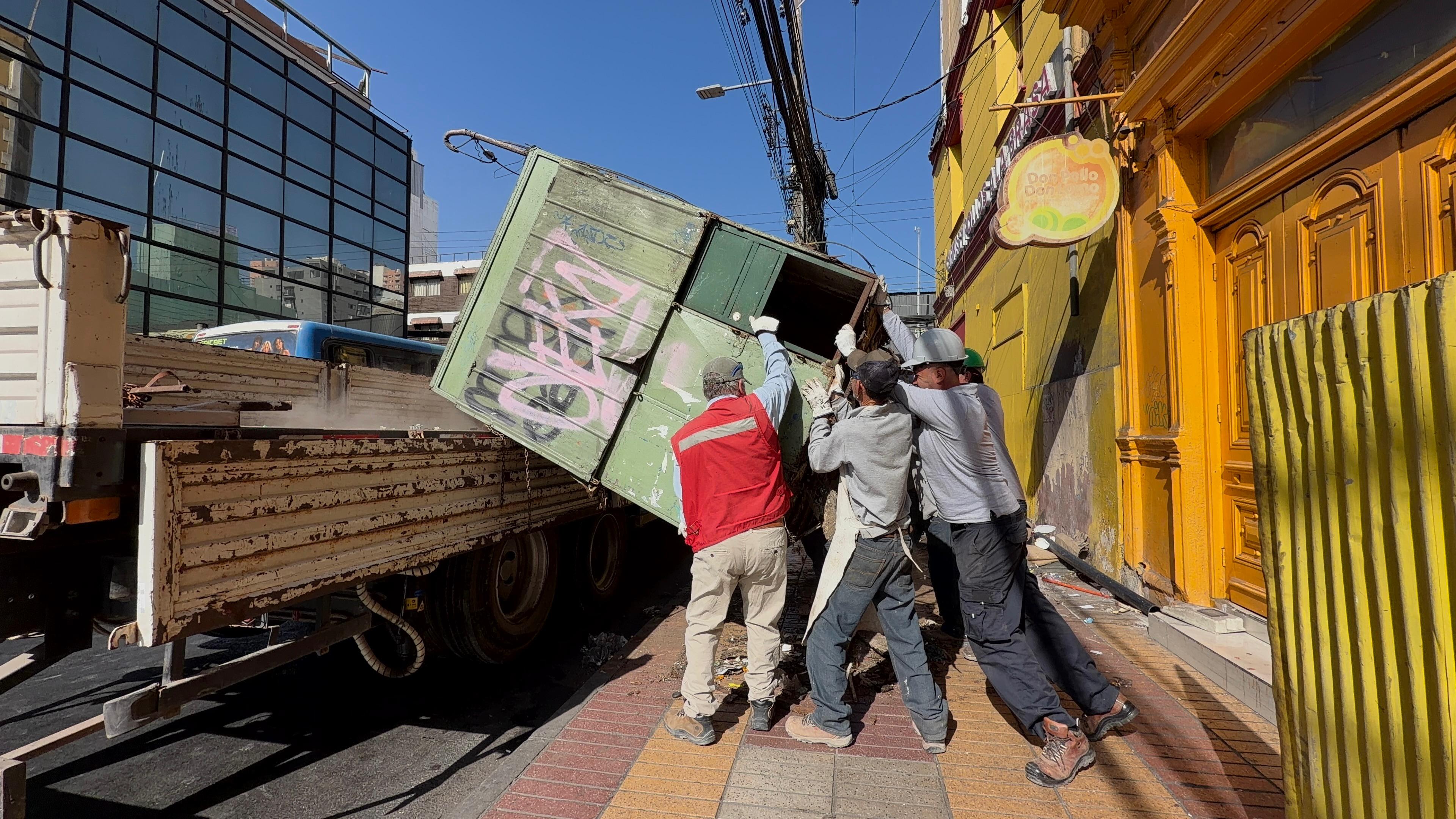 Municipio retira kiosco abandonado en calle Latorre por problemas de salubridad y seguridad