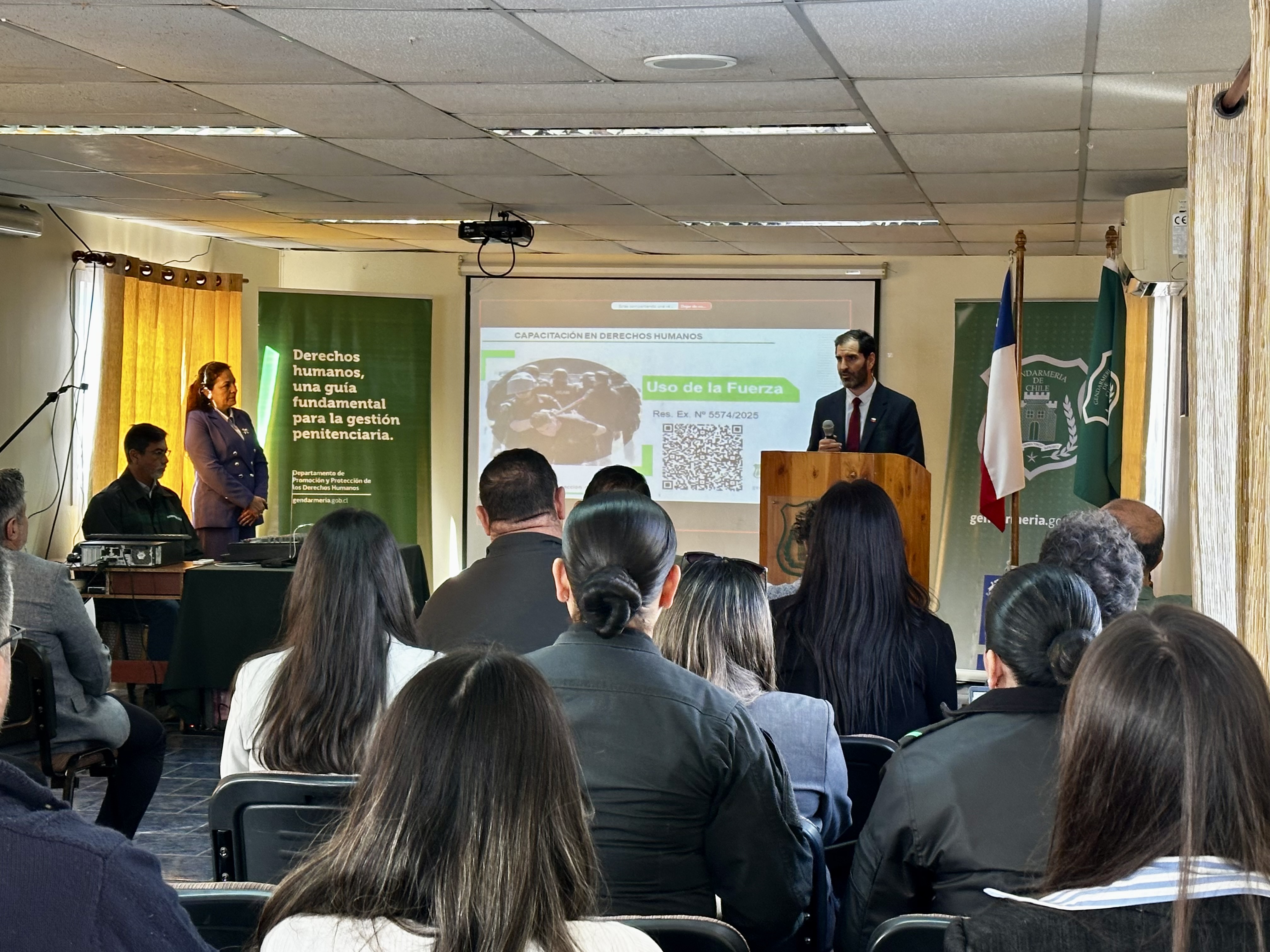 Funcionarios de gendarmería se capacitan en el uso racional de la fuerza