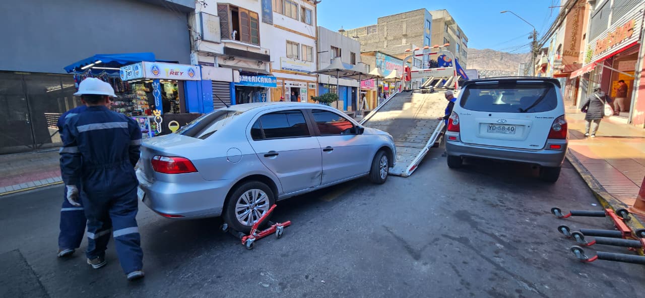 Municipio intensifica retiro de vehículos mal estacionados y advierte altos costos de la infracción
