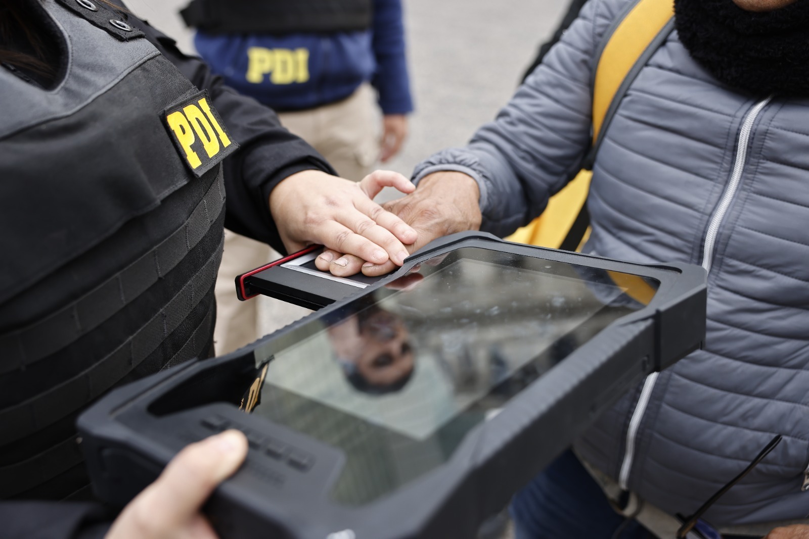 PDI realiza fiscalización migratoria y detiene a dos extranjeros con expulsiones vigentes