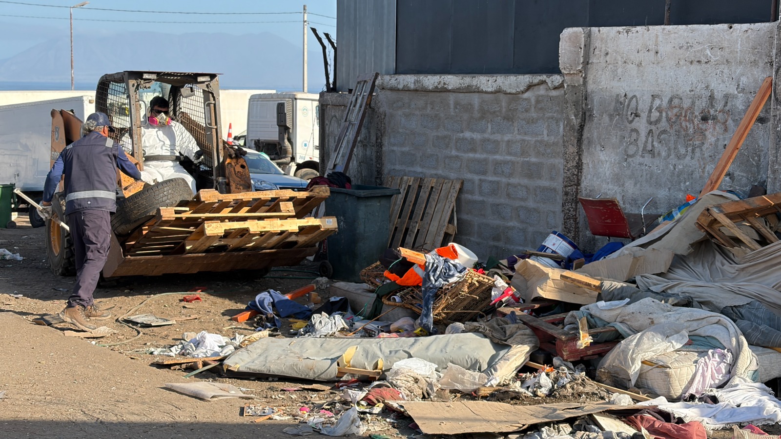 Nuevo operativo de aseo en la Vega deja en evidencia crítica situación por mal manejo de residuos de comercio y camiones