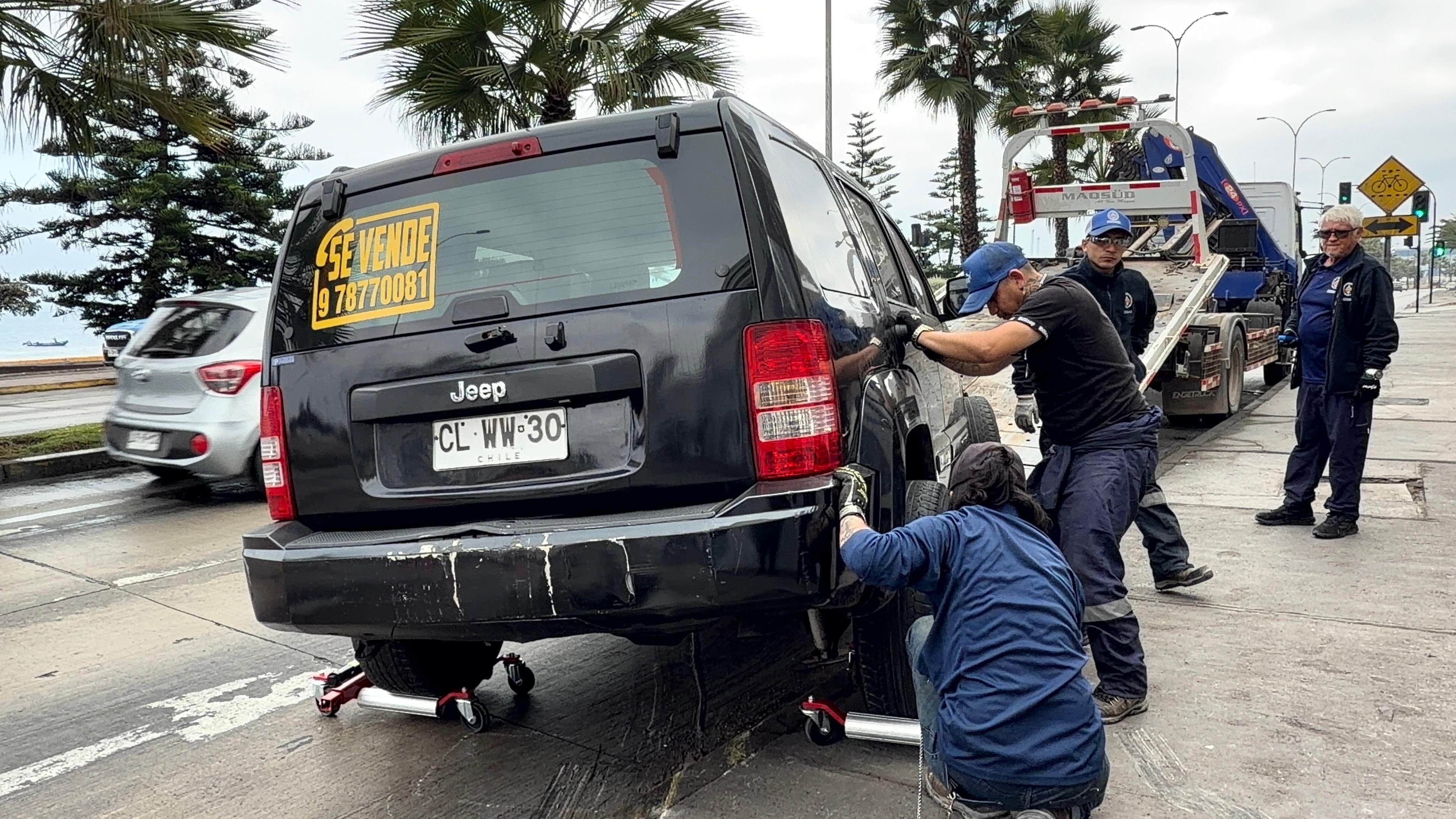 Retiran vehículo abandonado que bloqueaba acceso peatonal en avenida Grecia