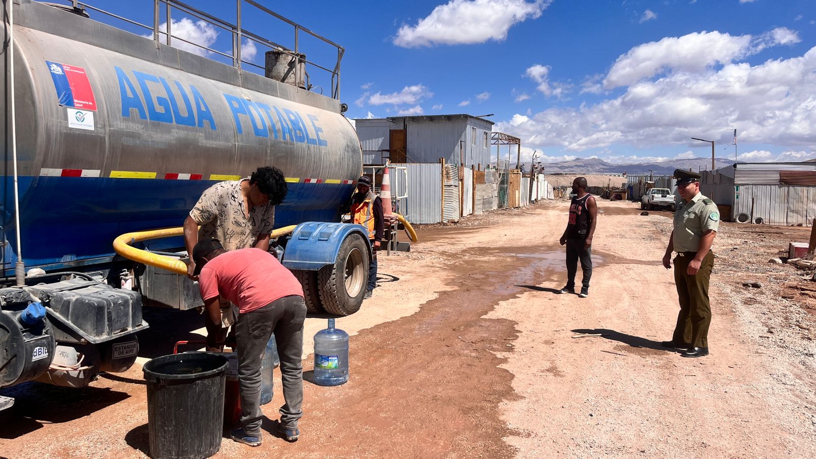 Carabineros gestiona agua potable para familias afectadas por lluvias en Calama