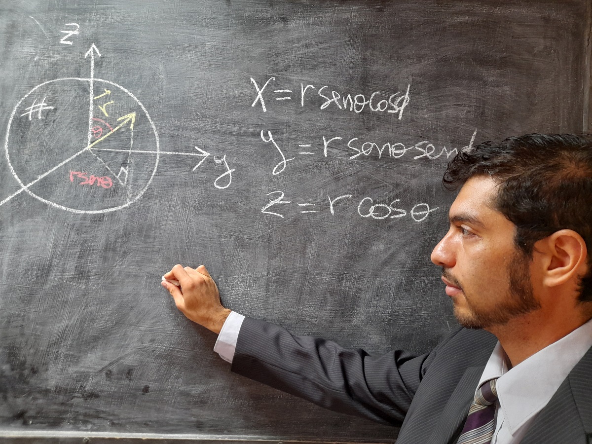 Presentan al primer doctor en Física formado en un programa acreditado del norte de Chile