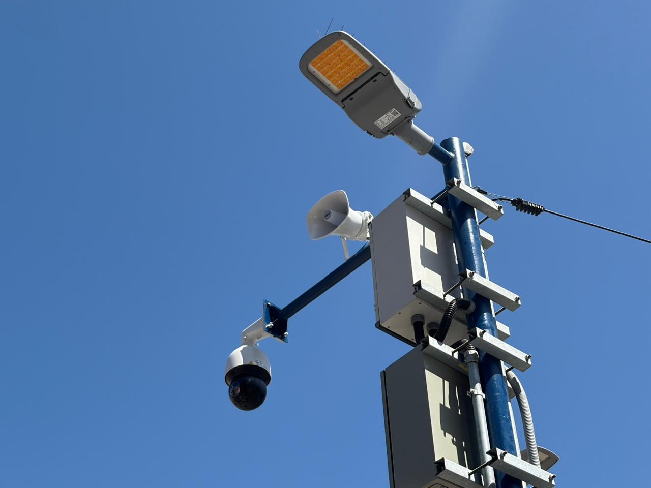 Ponen en funcionamiento postes de seguridad inteligentes en el centro