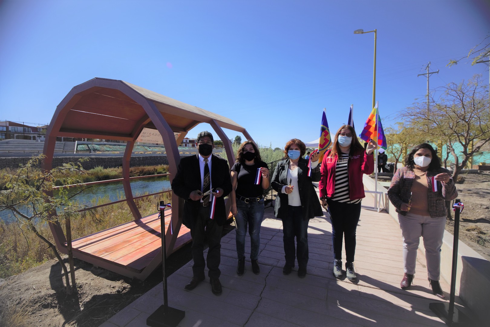Inauguran mirador borde rio inspirado en un refugio para el avistamiento de aves en el Parque El Loa