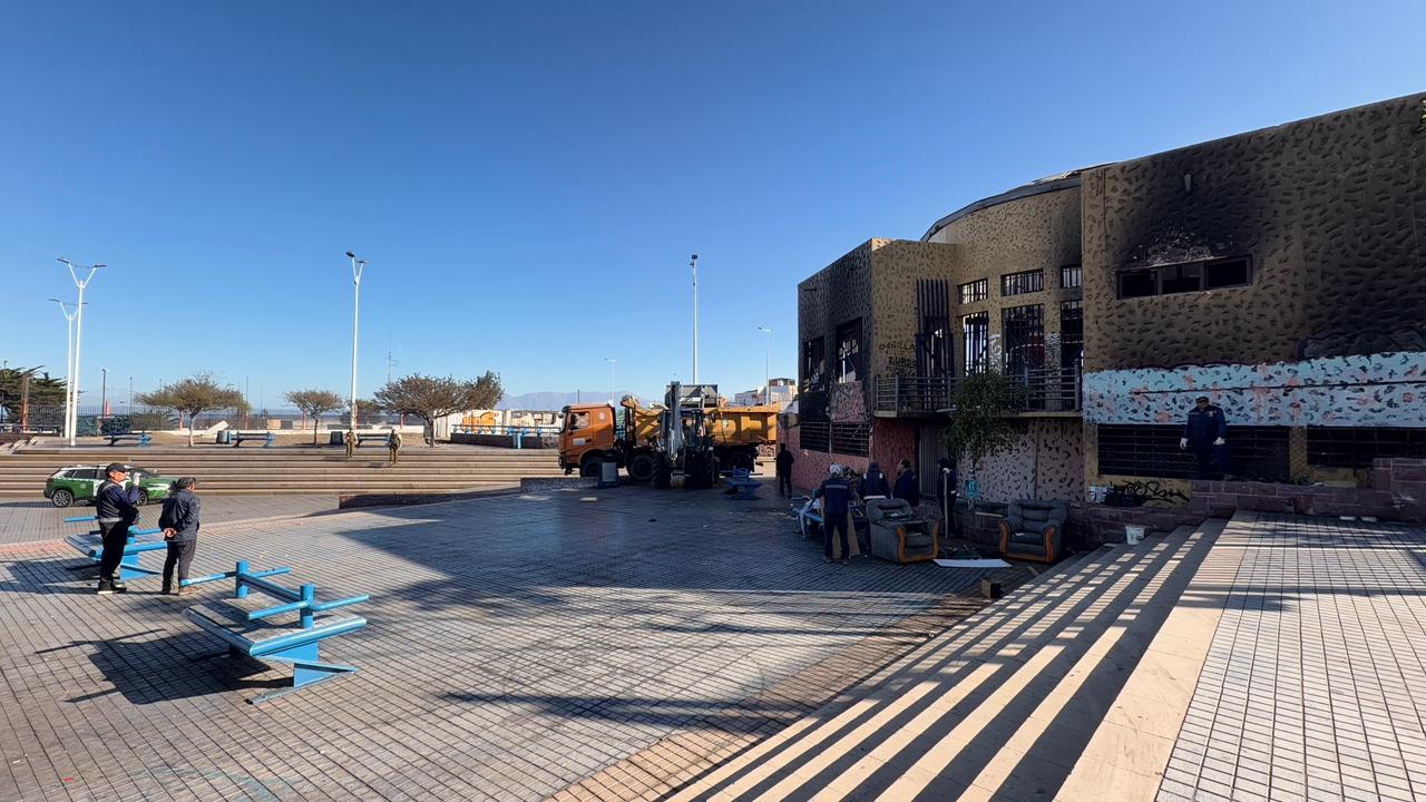 Retiran 14 rucos y más de 18 toneladas de material desde la plaza Bicentenario