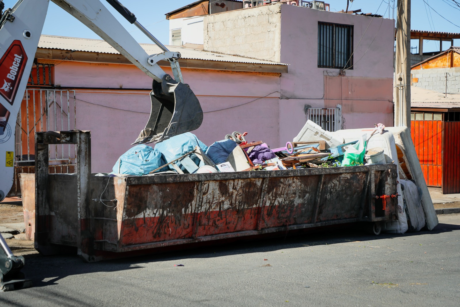 Gran operativo en villa MacFarlane permite retiro de elementos voluminosos