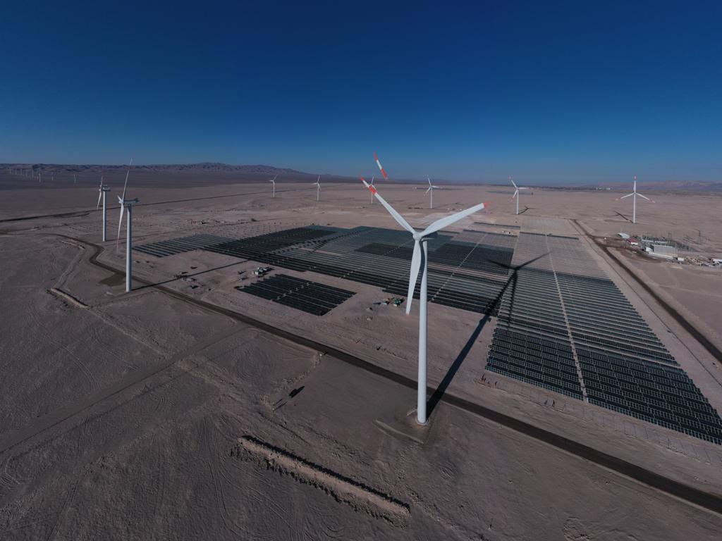 Biministro de Energía y Minería visitó innovadora planta híbrida eólica y solar