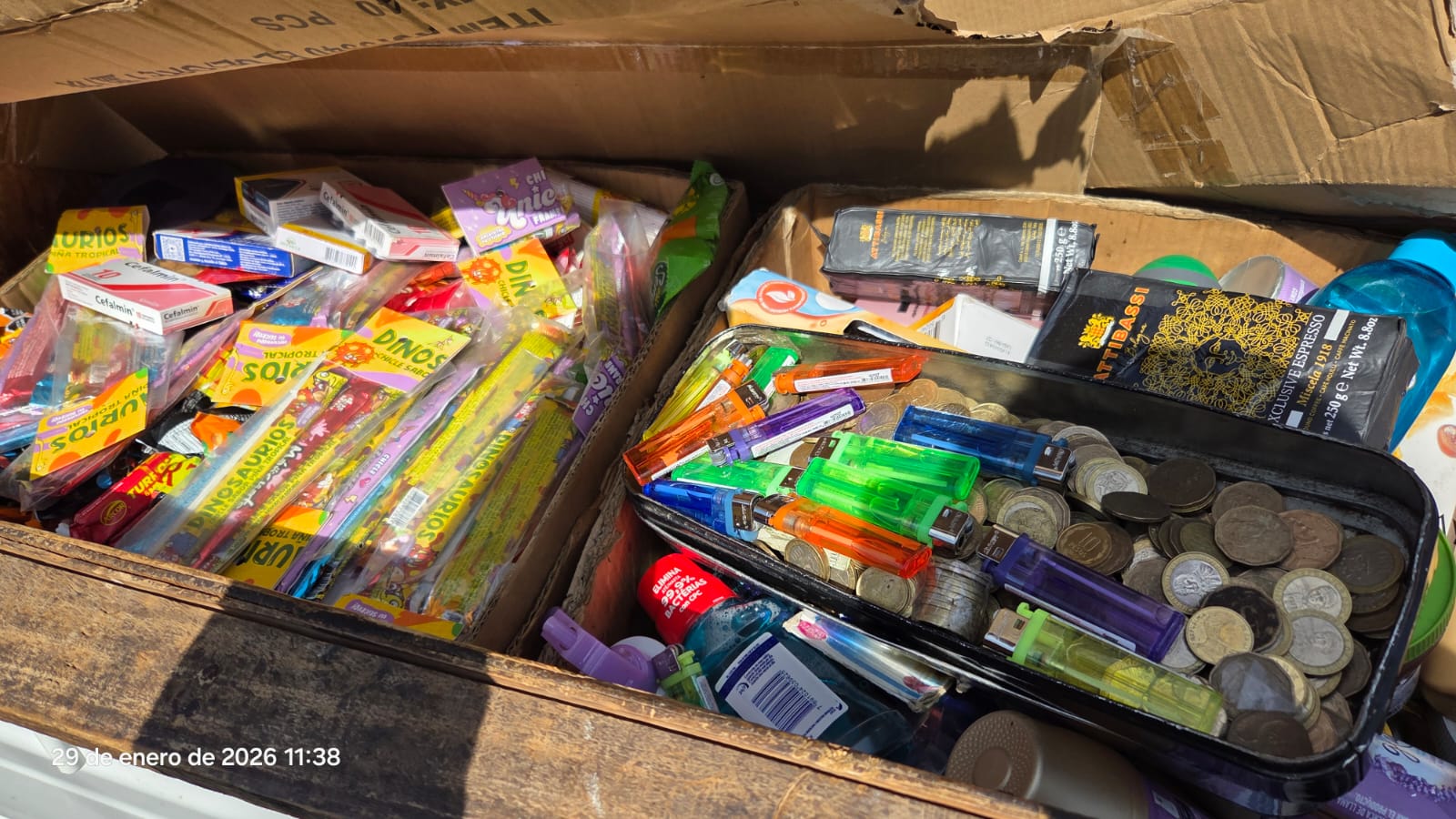 Municipio y Carabineros decomisan medicamentos y cigarrillos de contrabando