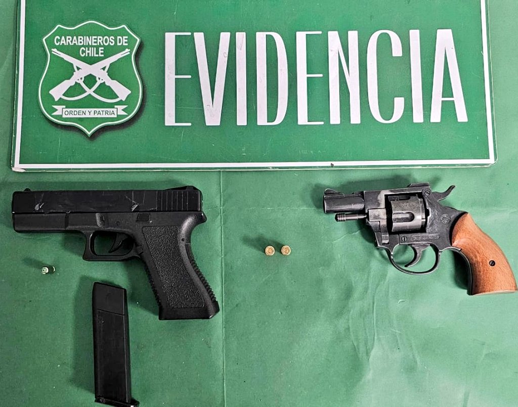 Carabineros de la Sección Intervención "Centauro" detiene a dos menores de edad