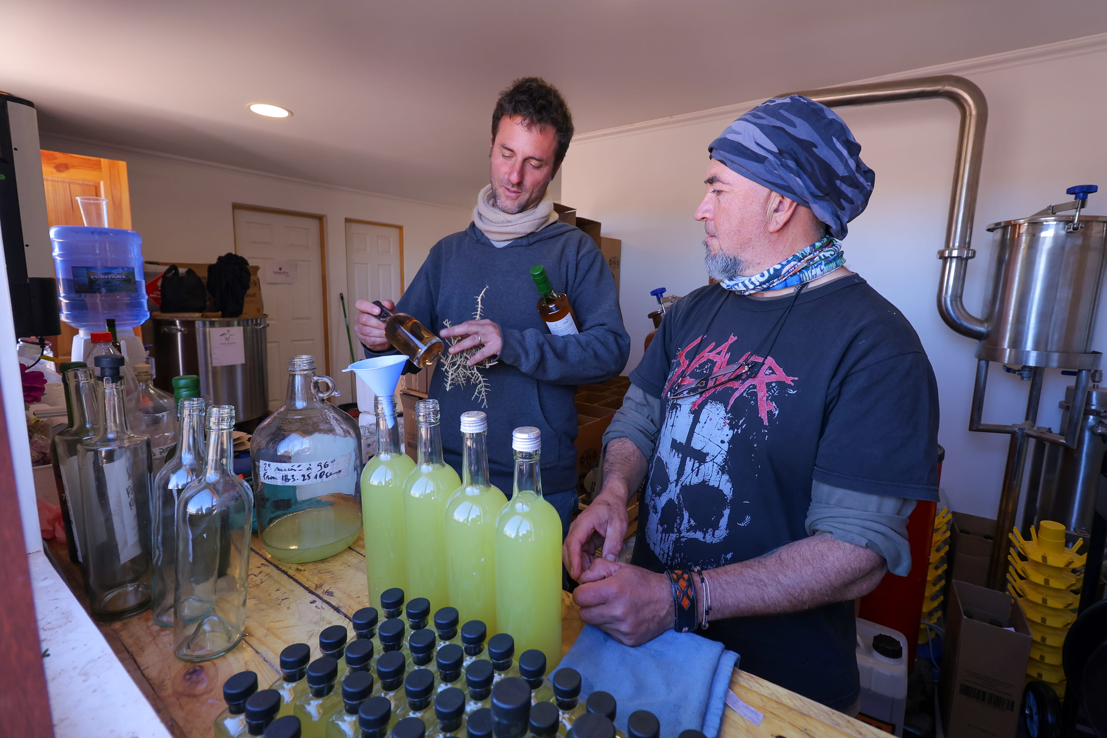 El orgullo de San Pedro de Atacama: licor de rica-rica ganó medalla de oro en Londres