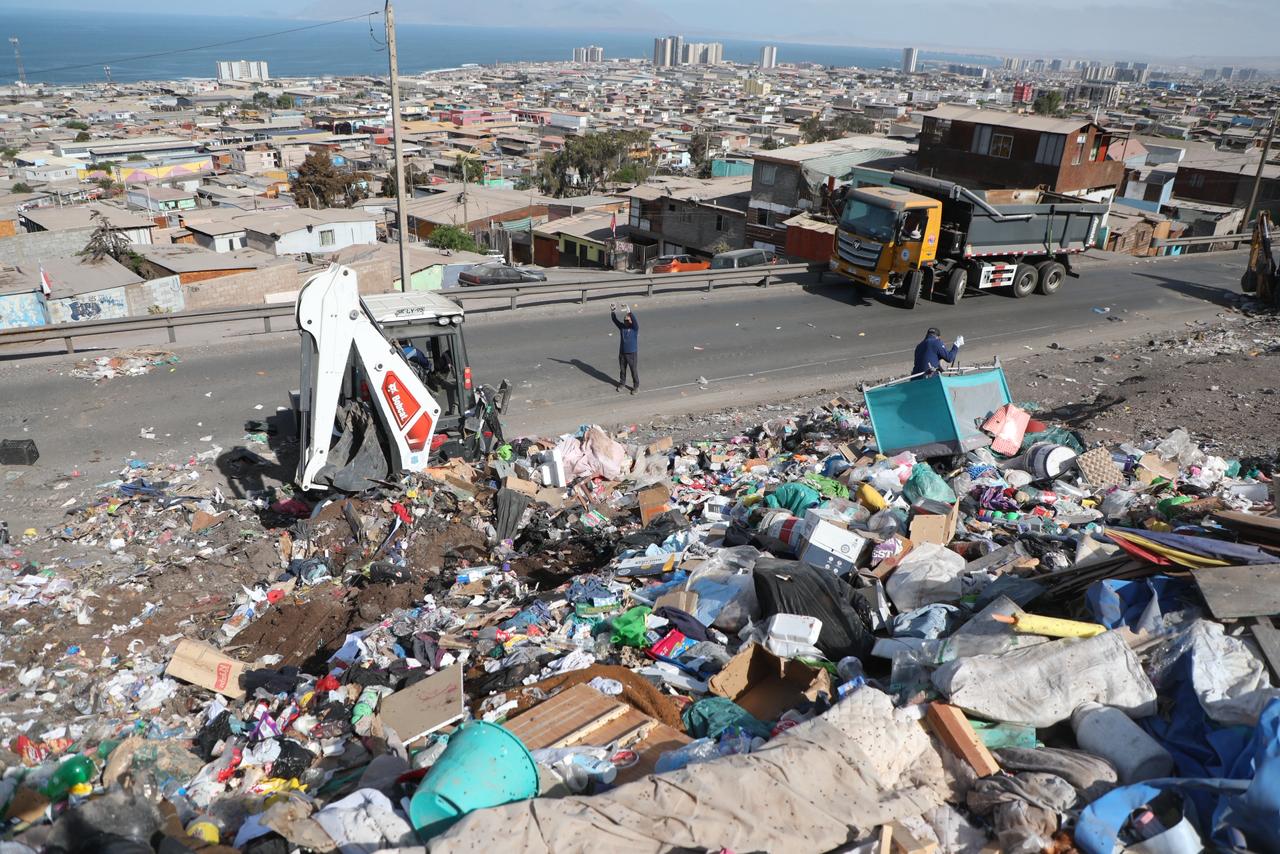 Erradican basural de 60 toneladas volumétricas desde tramo de avenida Los Leones