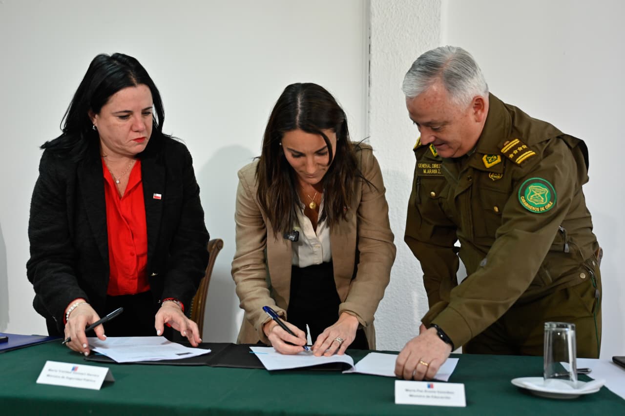 Ministras de seguridad y educación, junto a Carabineros, firman convenio que permitirá reforzar la seguridad en establecimientos