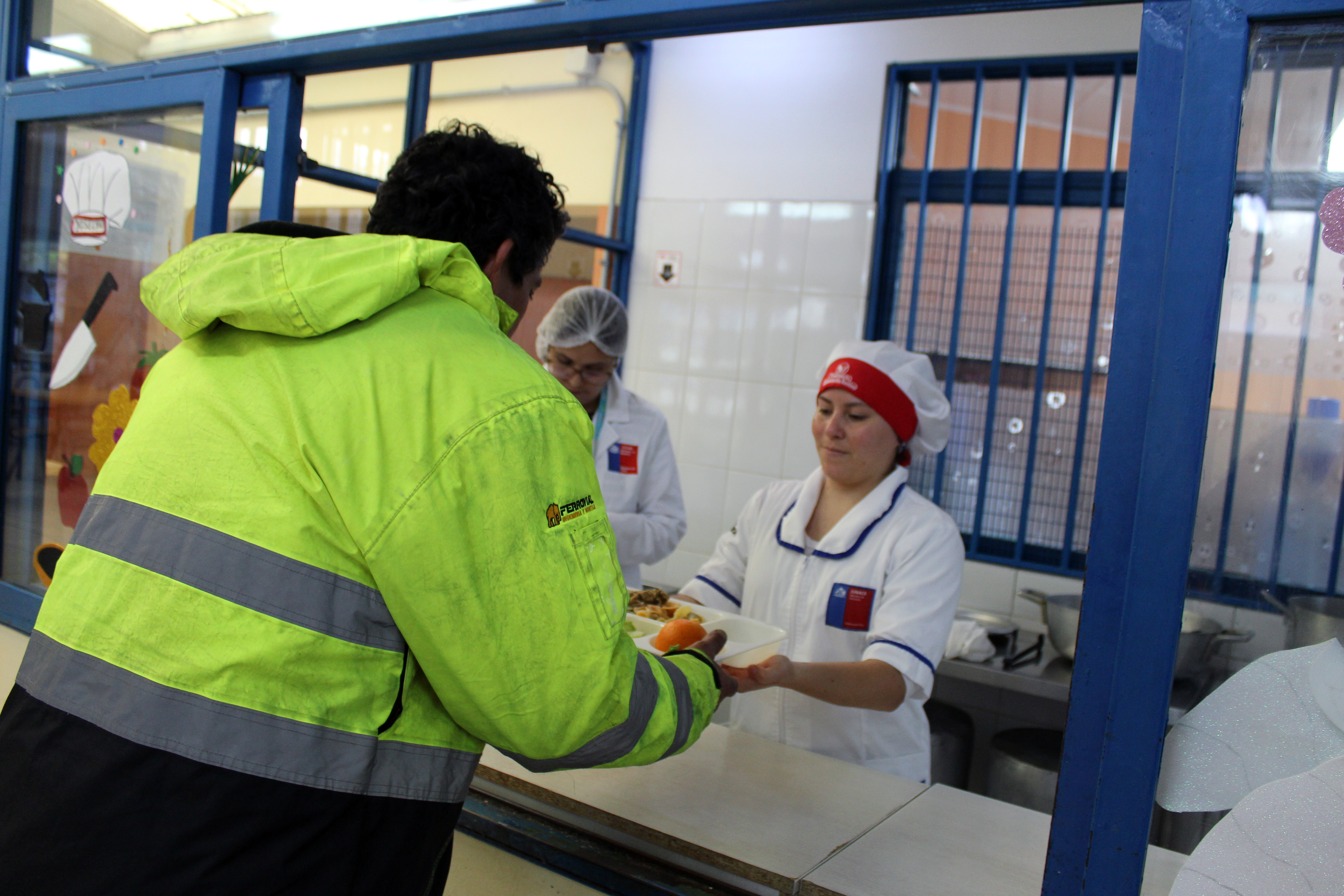 Junaeb Antofagasta se despliega en las zonas afectadas por el sistema frontal y entrega apoyo a familias damnificadas
