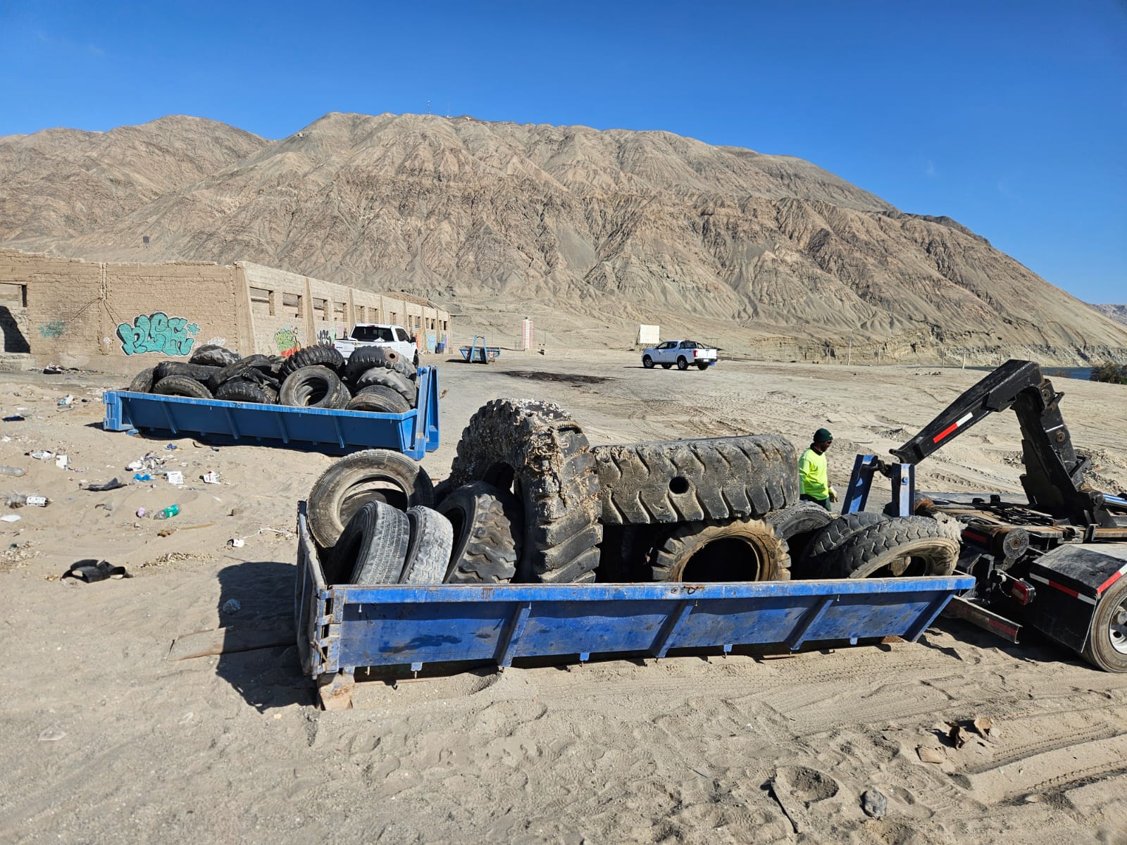 Operativo de limpieza erradica acumulación ilegal de neumáticos en sector Playa Rinconada