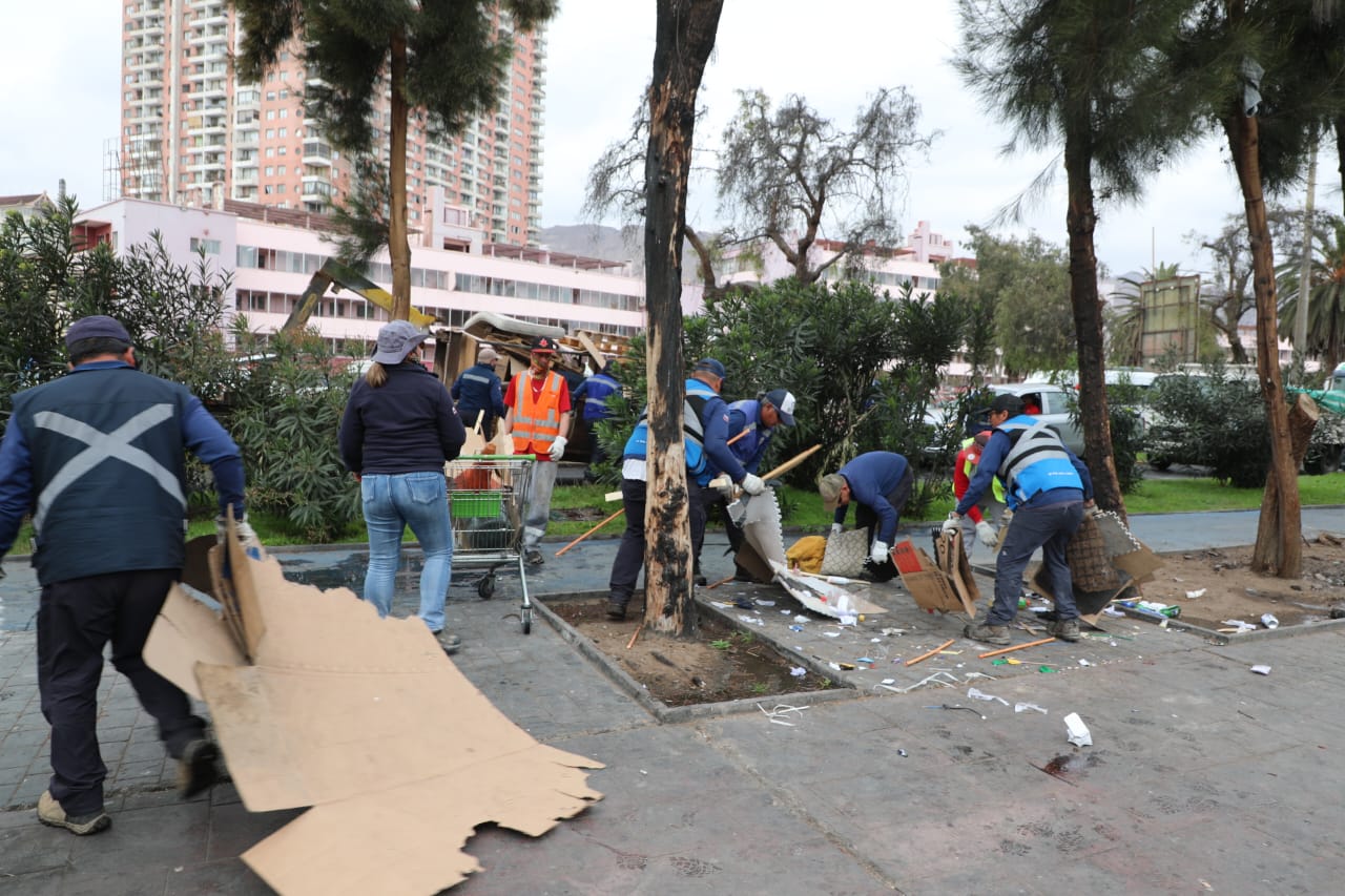 Municipio retira rucos dos veces en menos de 24 horas desde bandejón frente al mall