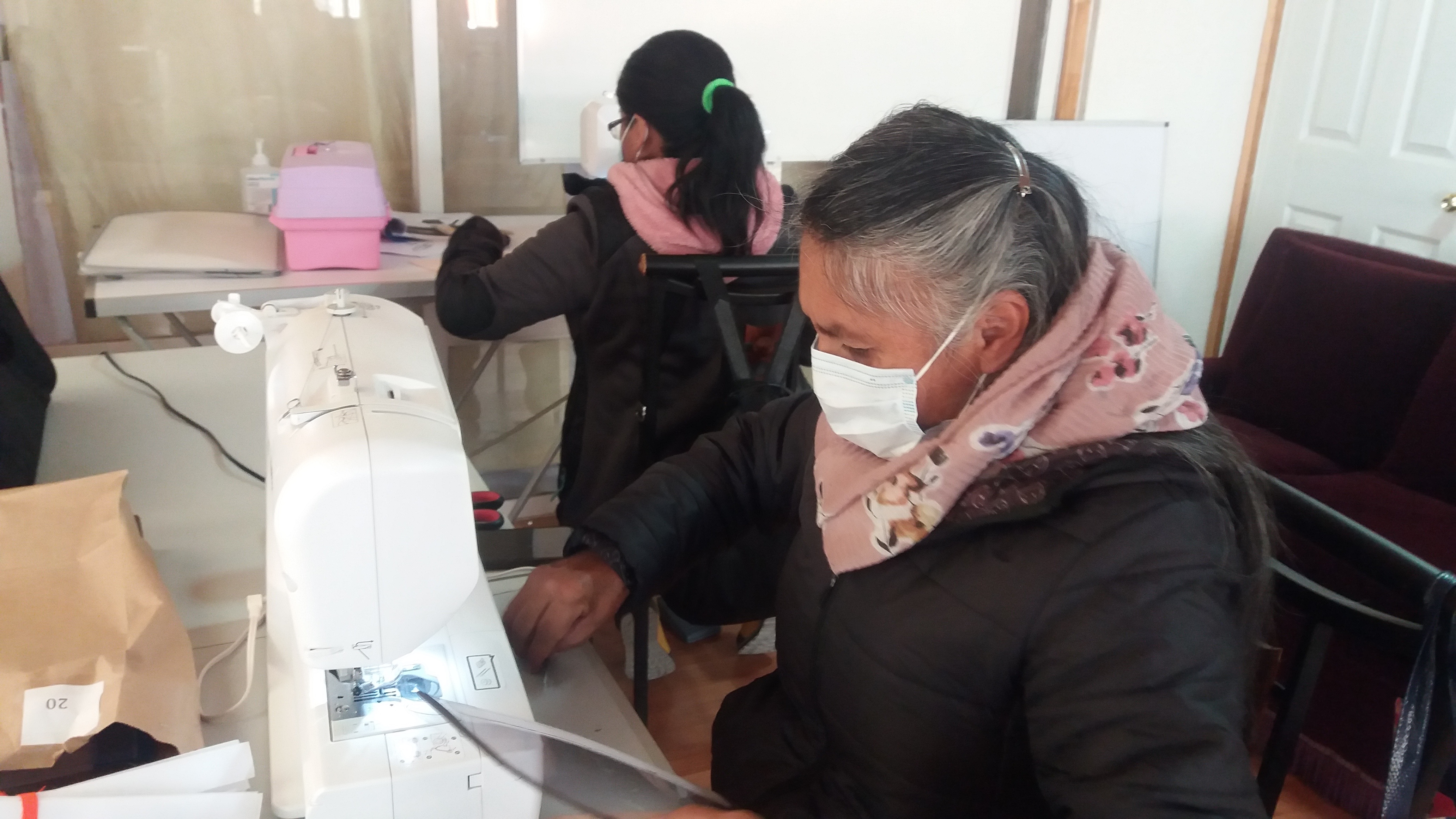 Artesanas se capacitan en fabricación de escudos faciales