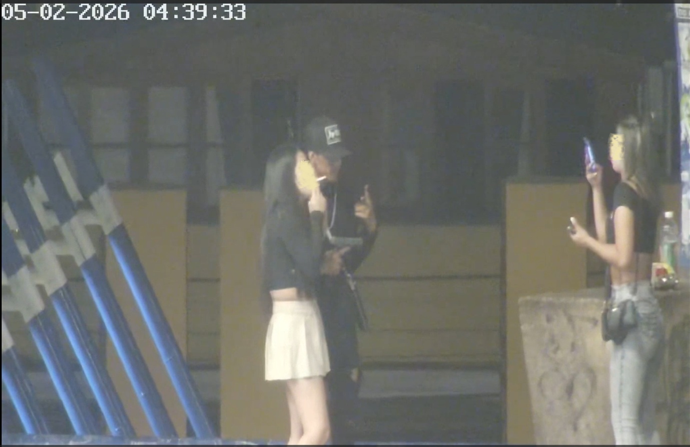 Jugaba con un arma en plaza Bicentenario y terminó detenido gracias a cámaras de vigilancia