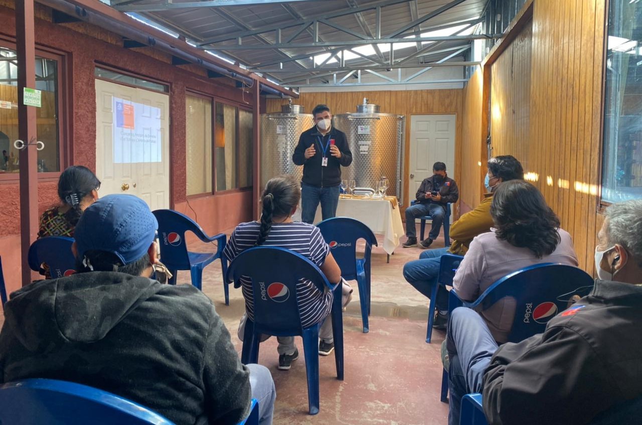 Capacitan en normas laborales y programas de apoyo al empleo a viñateros de Toconao