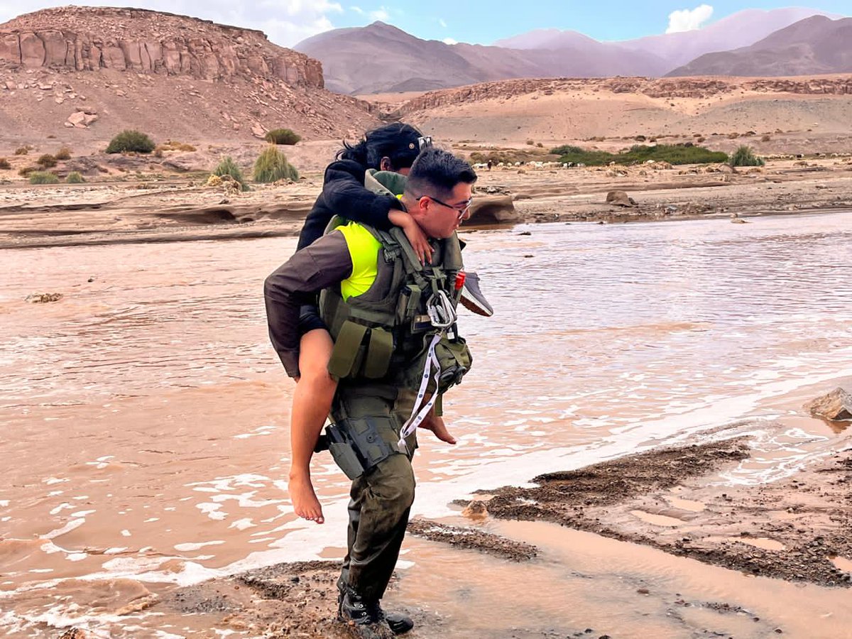 Carabineros rescata a tres personas aisladas por crecida del Río Loa en sector Ascotán