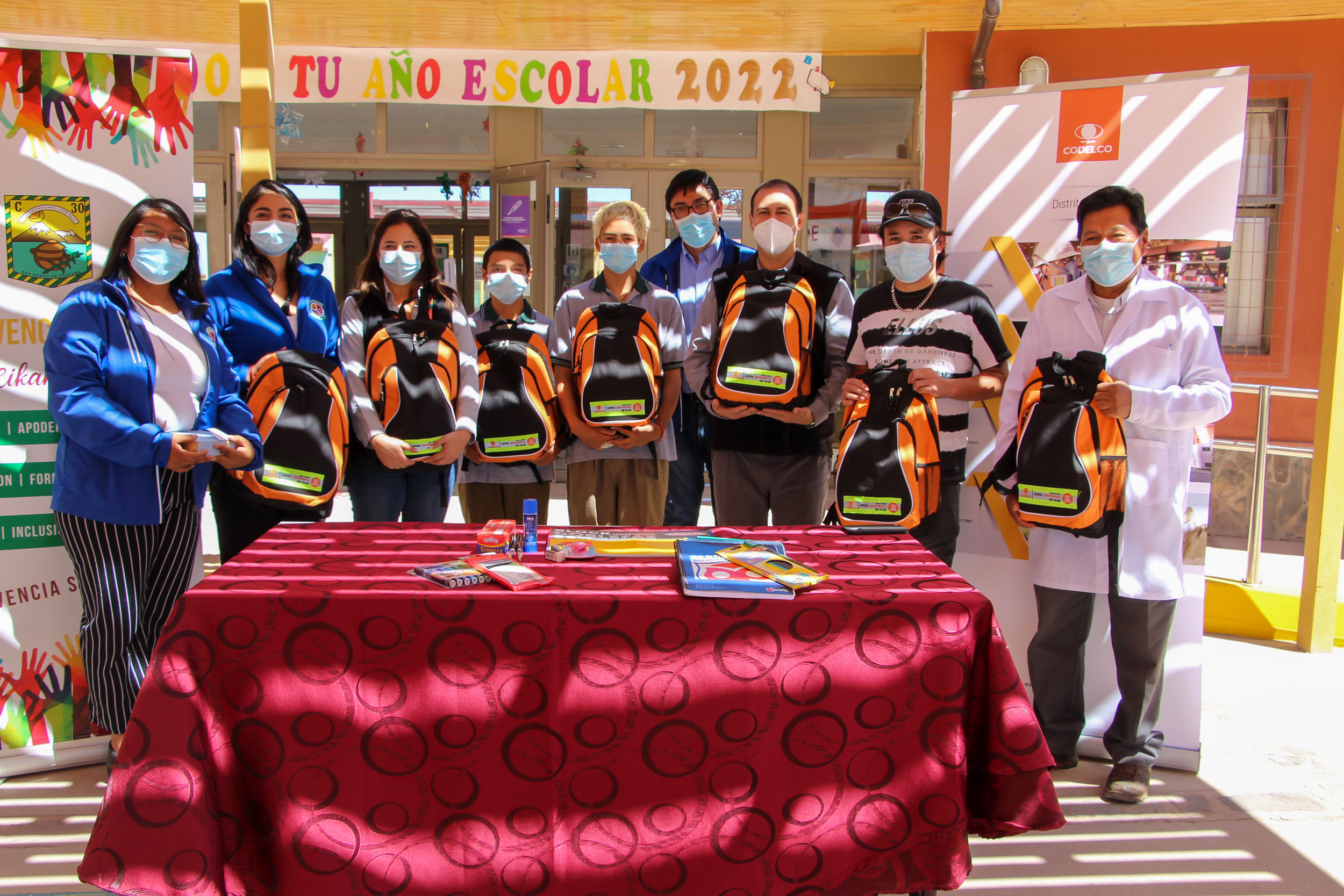 Trabajadores/as de Gabriela Mistral donaron mochilas con útiles a estudiantes de San Pedro de Atacama