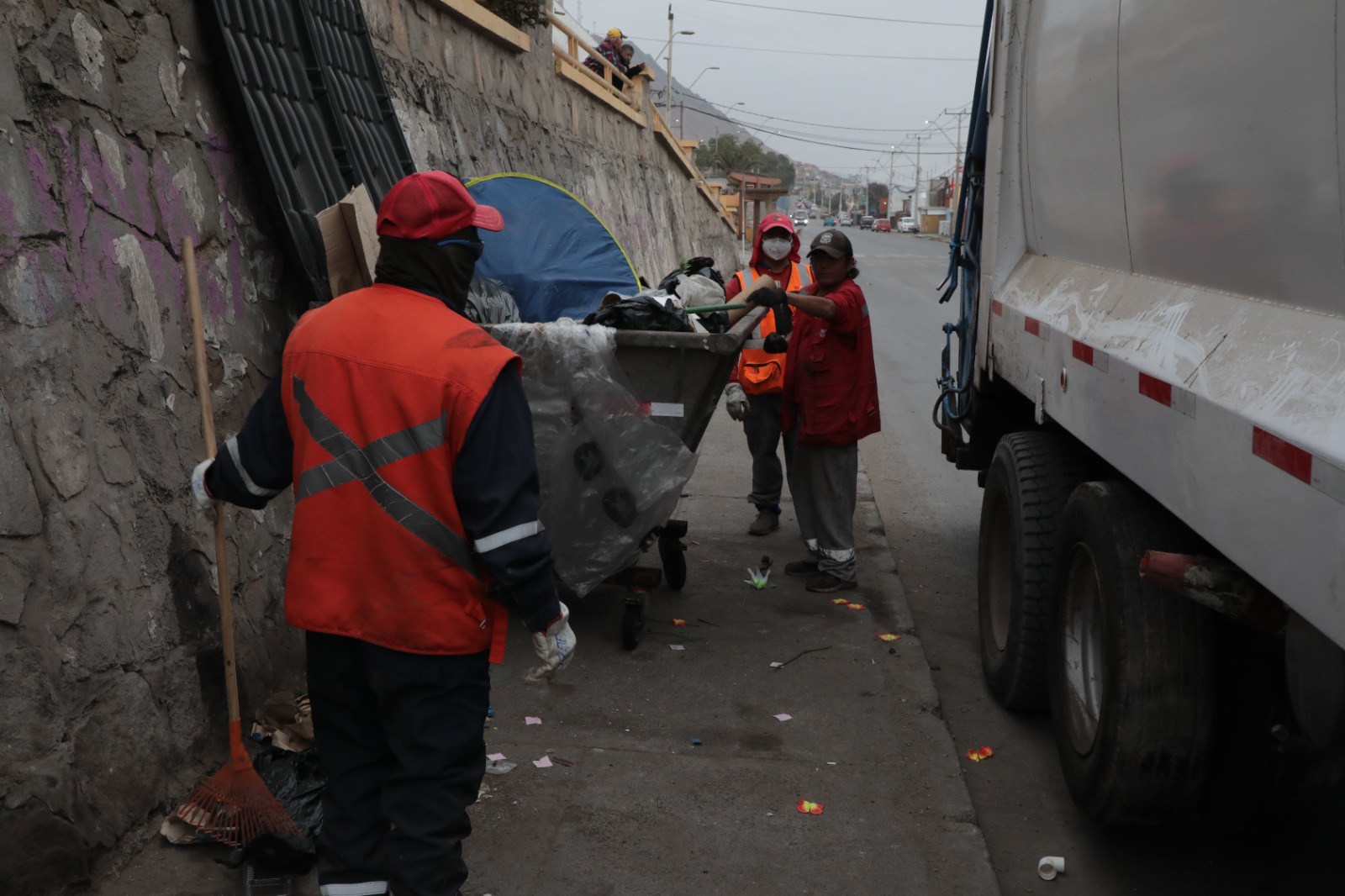 Vecinos agradecen erradicación de microbasurales en avenida Luis Cruz Martínez